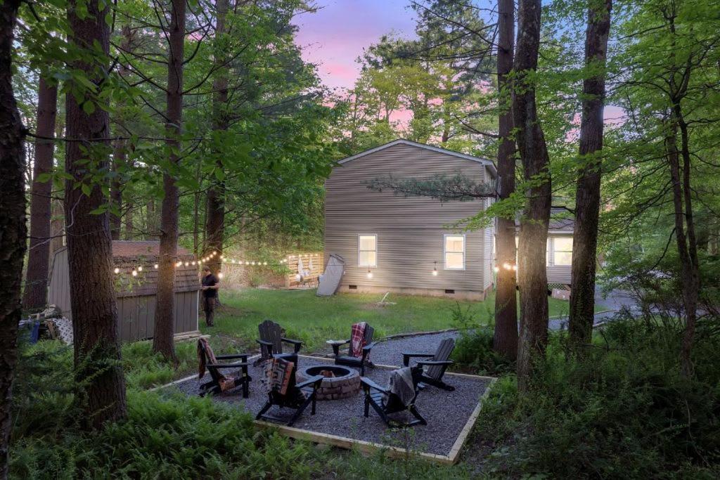 New Foxfire Haus - Modern - Hot Tub Pet-friendly Chalet *