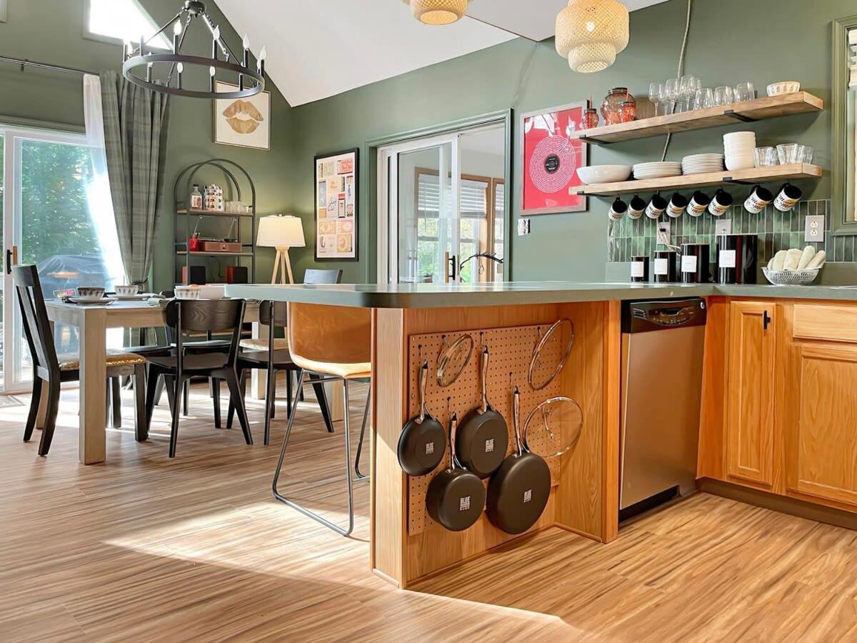 New Foxfire Haus - Modern - Hot Tub Pet-friendly Chalet *