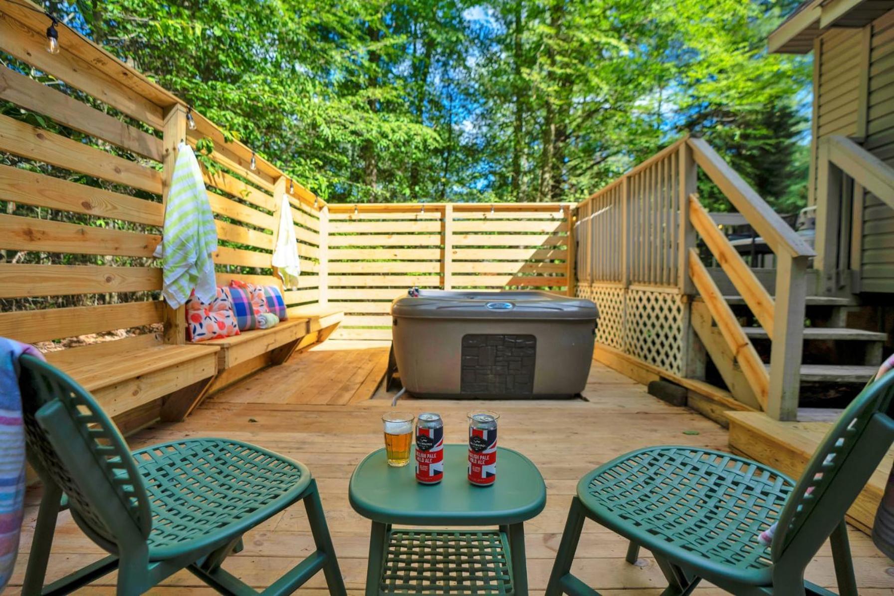 New Foxfire Haus - Modern - Hot Tub Pet-friendly Chalet *