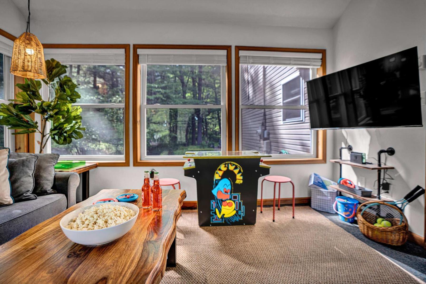 New Foxfire Haus - Modern - Hot Tub Pet-friendly Chalet