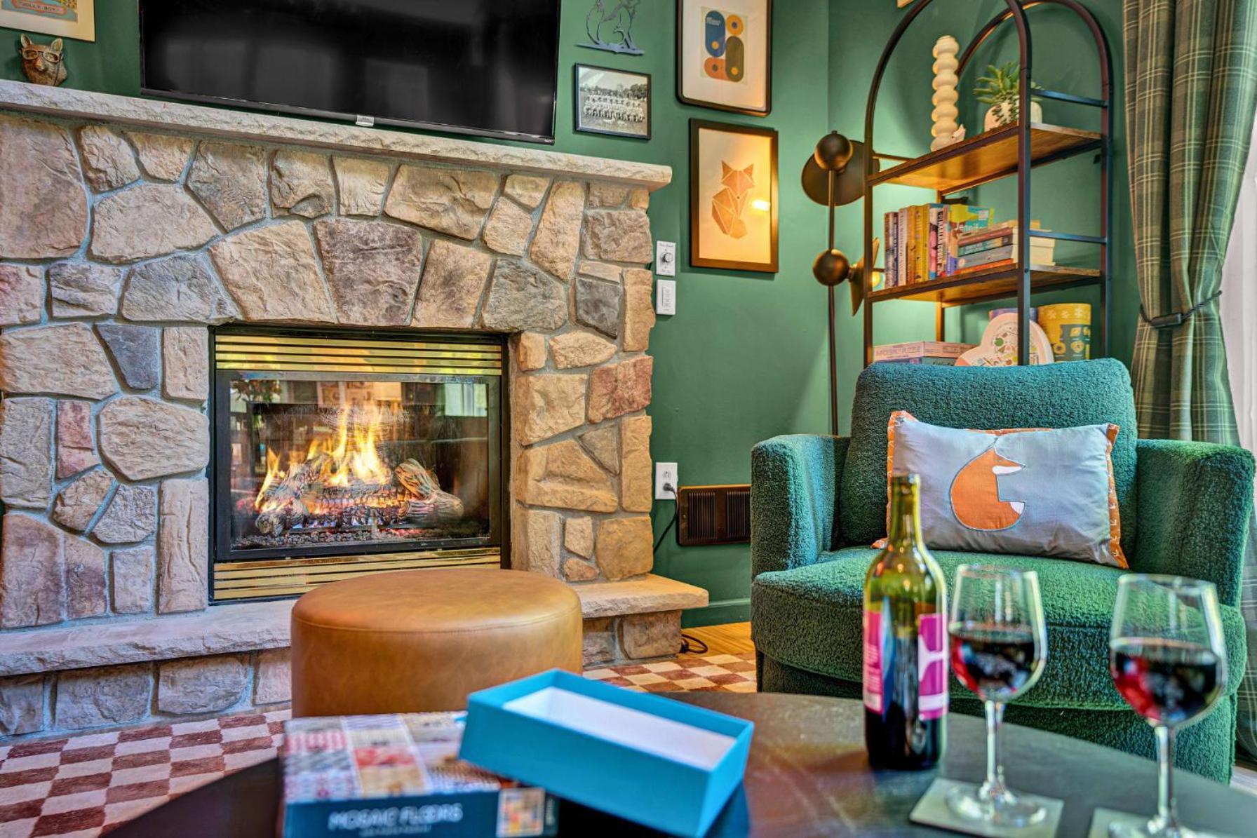 New Foxfire Haus - Modern - Hot Tub Pet-friendly * Blakeslee