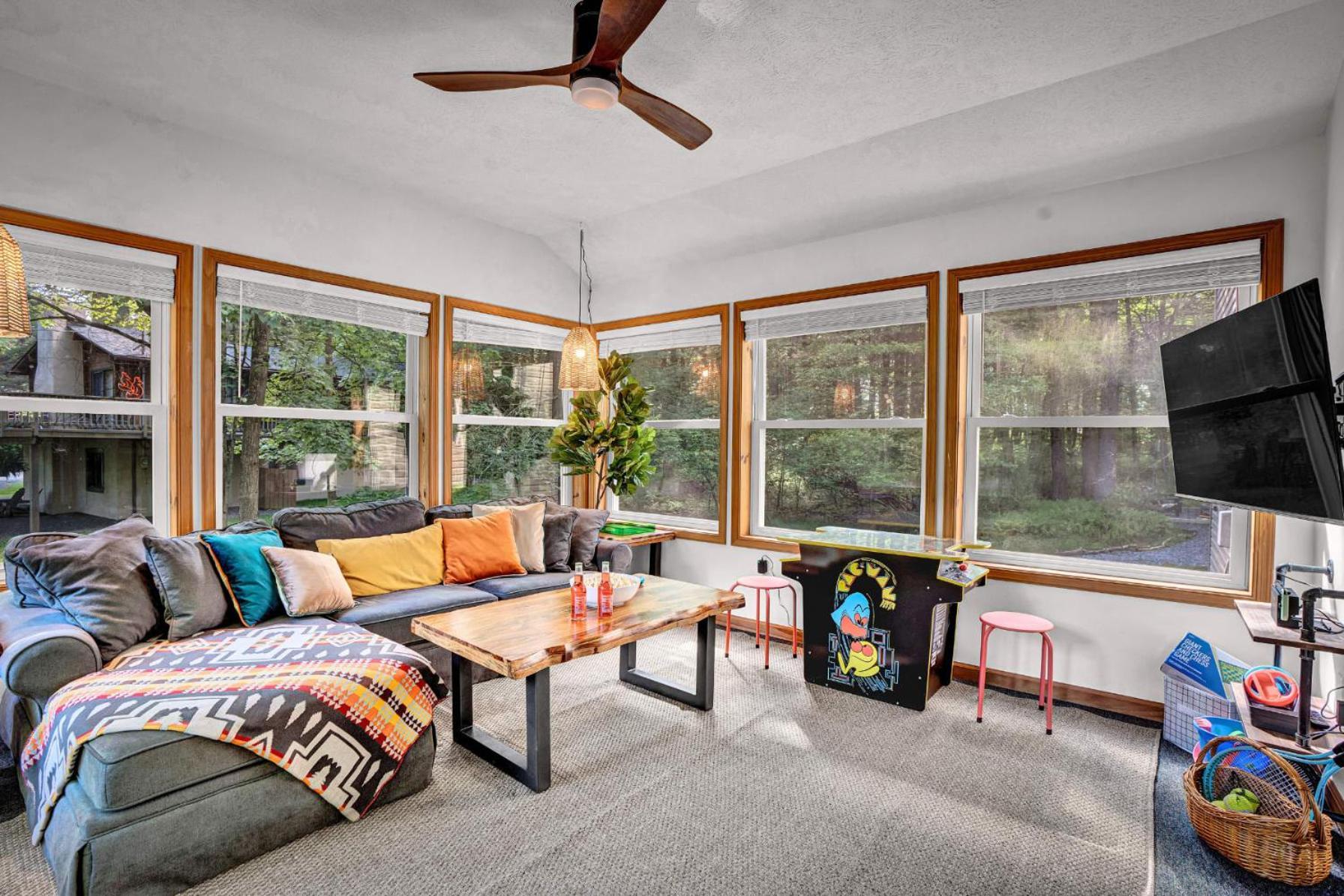 New Foxfire Haus - Modern - Hot Tub Pet-friendly Chalet *